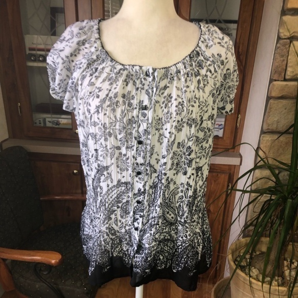 DRESS BARN SIZE MEDIUM BLACK & WHITE PAISLEY TOP. CAP SLEEVES A LITTLE SHIMMER